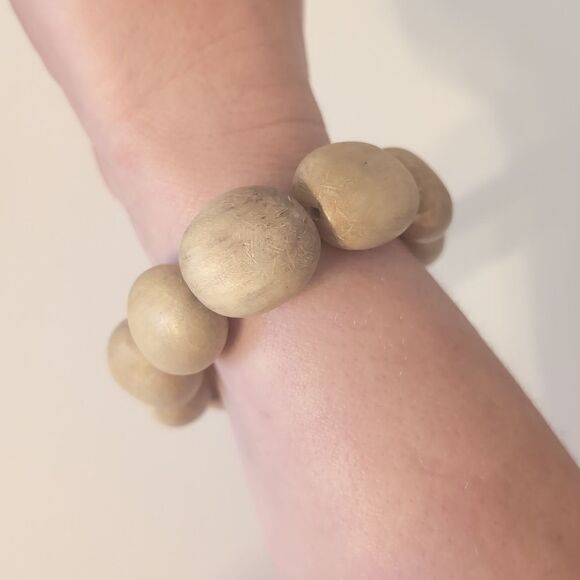 629 Chunky Tan Wood‎ Beaded Stretch Bracelet - Picture 2 of 4